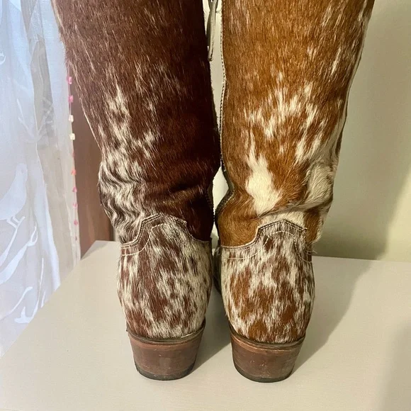 Stylish Cowhide Boots - Auburn and White - Picture 6 of 7